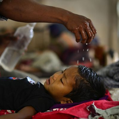 Malariaan sairastunutta lasta hoidetaan Kanchanpurin sairaalassa Tripurassa, Intiassa, 16. kesäkuuta.