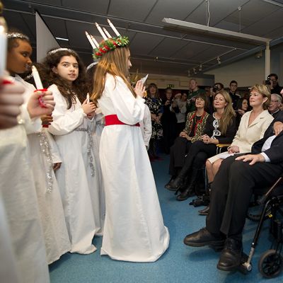 Vuoden 2011 Nobelin kirjallisuuspalkinnolla palkittu Tomas Tranströmer kuuntelee pyörätuolissa, kun koulun oppilaat laulavat perinteisen Lucia-teeman Rinkebyn lähiön kirjastossa, Tukholmassa 2011.