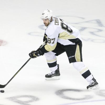 Pittsburgh Penguinsin Sidney Crosby kiekossa.