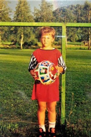 Filip Valenčič behövde bara kliva ut genom dörren för att vara på fotbollsplan. Filip Valencic som barn.