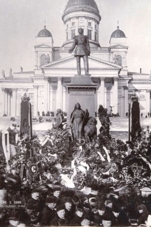 Mielenosoitus Aleksanterin patsaalla, Senaatintori 1899