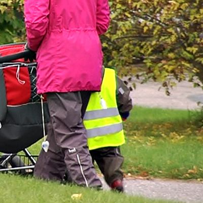 Aikuinen ja kaksi lasta.