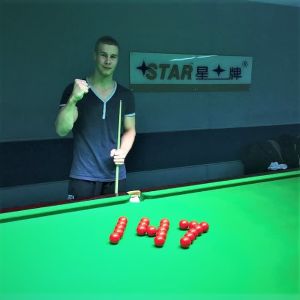 Heikki Niva gjorde sitt första maximumbreak i januari 2018. Heikki Niva poserar vid snookerbord efter 147 poäng.