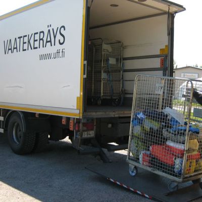 UFF:n vaatekeräysautoon lastataan vaatetta.