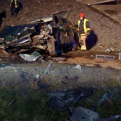 autonromu ja pelastusmiehiä