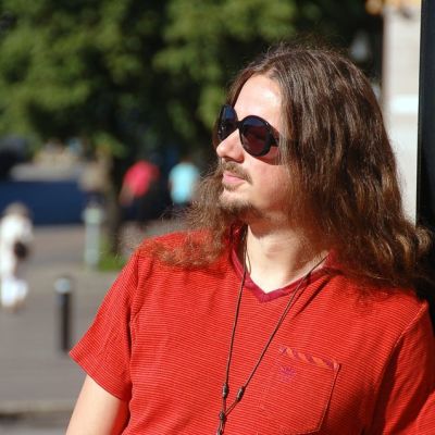 Lauri Porra on monipuolinen basisti ja säveltäjä. Hän soittaa muun muassa Stratovariuksen riveissä.