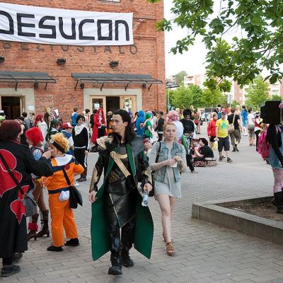 Kävijöitä anime-tapahtumassa.