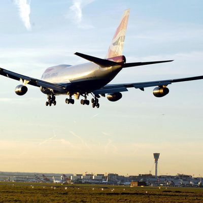 British Airwaysin kone laskeutumassa Heathrow'in lentokentälle.