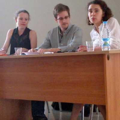 Human Rights Watchin välittämässä kuvassa Edward Snowden istuu WikiLeaksin Sarah Harrisonin (vas.) vieressä.