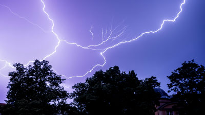 Blixtrar på himlen i Berlin, Tyskland 14.7.2021.