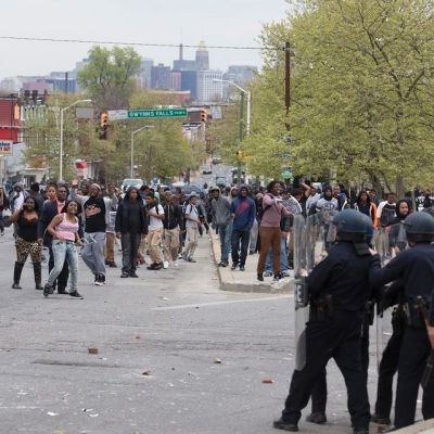 Poliiseja ja mielenosoittajia vastakkain kadulla Baltimoressa.