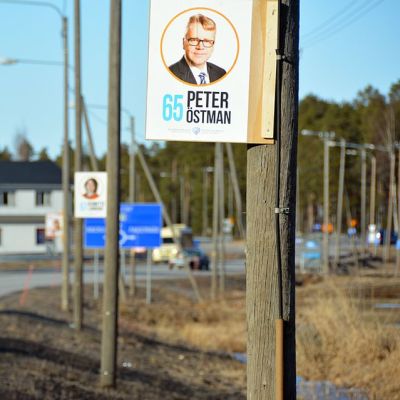 Vaalimainoksia lyhtypylväissä