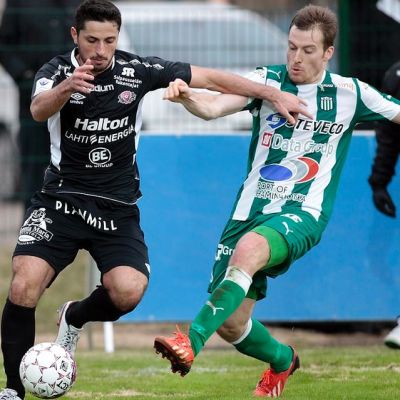 FC Lahden Xhevdet Gela ja KTP:n Ville Oksanen kamppailevat pallosta.