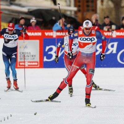 Calle Halfvarsson (vas.), Jevgeni Belov, Martin Johnsrud Sundby ja Petter Northug ovat tiukimmin kiinni miesten Tour de Skin kokonaiskilpailun voitossa.