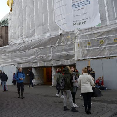 Ambulanssi remontissa olevan Helsingin Päärautatieaseman edessä 30. lokakuuta 2014.