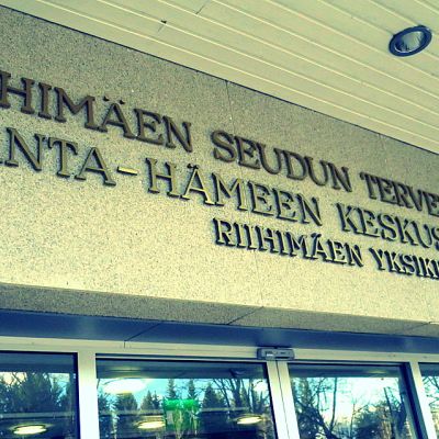 Oven yläpuolella teksti Riihimäen seudun terveyskeskus Kanta-Hämeen keskussairaala Riihimäen yksikkö