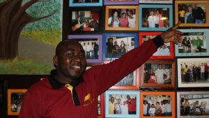 Servitören Gaspar Andrade visar vilka kända affärsmän och politiker från Angola som ofta besöker den angolanska restaurangen. Servitören Gaspar Andrade visar vilka kända affärsmän och politiker från Angola som ofta besöker den angolanska restaurangen.