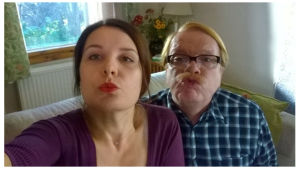 Rakkausselfie? Äiti (Pirjo Heikkilä) ja Iskä (Heikki Silvennoinen) ottavat selfietä.