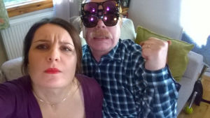 Iskä osaa selfiet. Äiti (Pirjo Heikkilä) ja Iskä (Heikki Silvennoinen) ottavat selfietä.