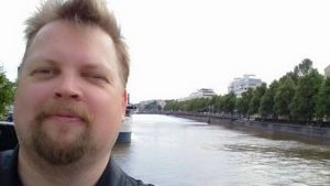 Musikjournalist Nalle Österman har följt med diskussionen om nazistbanden som spelat på Prkl. Musikjournalist Nalle Österman