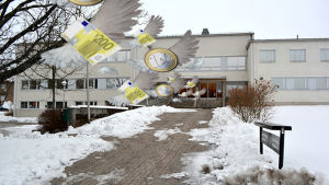 Kommunen går på plus, men det ligger stora lån och väntar runt hörnet. pengar flyger