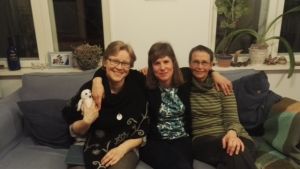 De grönas Elina Ahde, Maria Isoaho och Elina Hatakka valdes in i fullmäktige i Ingå. Elina Ahde, Maria Isoaho och Elina Hatakka sitter i en soffa.