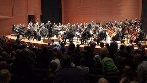 Entusiastisk publik har mött Sibeliuseleverna Eleverna från Sibelius-Akademin och Juilliard tar emot publikpplåder,under ledning av Esa-Pekka Salonen