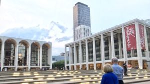 Lincoln-centret på Manhattan erbjuder massor av musik, och spelningsmöjligheter för eleverna. Lincoln Center är maktcentrum för musiklivet i New York