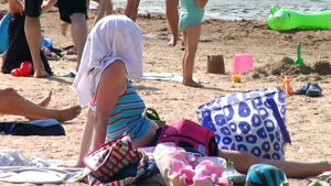 Det kan finnas upp till 500 personer på Knipans badstrand en solig dag. En massa personer på en badstrand en vacker sommardag.