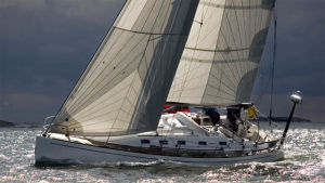 En av Stråhlmanns konstruktioner, Finngulf 41 från 2001. segelbåt i full kryss på en vacker fjärd.