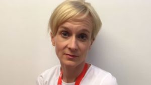 Eva Kuhlefelt arbetar som planerare vid Finlands Röda Kors, nationella programmet för papperslösa. Eva Kuhlefelt arbetar som planerare för Röda Korsets nationella program för papperslösa.