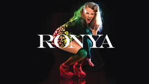 En arkivbild på artisten Ronya. Ronja Stanley har numera lämnat artistnamnet Ronya bakom sig och gjort en nystart. Artisten Ronya hukar sig och gestikulerar.