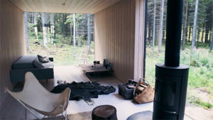 Detalj av interiören i sommarstugan "Neljän tuulen tupa", ritad av arkitekt Ville Hara.