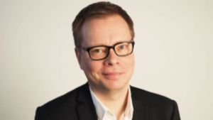 Vi har två väldigt jämnstarka oppositionspartier i Sannfinländarna och Samlingspartiet, konstaterar Tuomo Turja på Taloustutkimus som har gjort Yles partimätning. Tuomo Turja är forskningsdirektör på Taloustutkimus