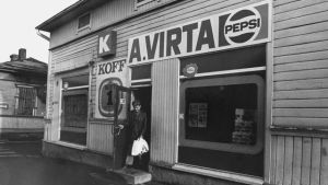 Kuvassa on Aino ja Tauno Virran elintarvikeliike, K-kauppa A.Virta Porissa. Myymälässä oli myös asiakaspalvelua itsepalvelun rinnalla. Kuvassa Aino ja Tauno Virran elintarvikeliike Porissa.