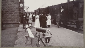 Med tågen från landsbygden komma många hoppfulla kvinnor på 1800-talet som sedan hamnade i sutenörernas klor. Människor vid ett tåg i svartvitt foto.