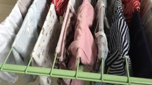 Små nytvättade babykläder klara att skickas till flyktinglägret på Lesbos. Babykläder till Morialägret.