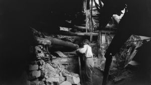 Al Wetherill gräver fram en boning i ett av platåbergen i Mesa Verde. Gustav Nordenskiöld tog fotografiet 1891. Al Wetherill gräver fram en boning i ett av platåbergen i Mesa Verde.