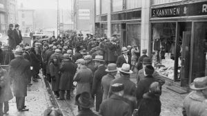 Människor köar utanför Alkoholiliike ab när förbudstiden tog slut 1932. Ihmisiä jonottamassa Alkoholiliikkeen edessä 1932.