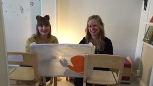 Julia Grönvall och Marianna Jämsen ordnade skuggteater på distans. Julia Grönvall och Marianna Jämsen gör skuggteater på distans.