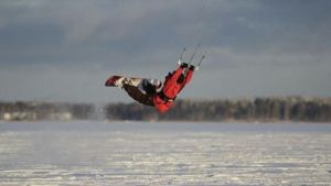 Man kan även kitesurfa på vintern om man har en snowboard Andreas Bergdahl kitesurfar på vintern