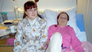 Niina vierailulla Lotan luona sairaalassa vuonna 2003. Niina Koski ja Laura Pukkila nuoruuskuvassa.