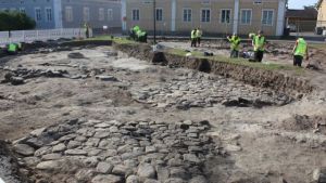 Utgrävningarna i Brahestad Gammal stenläggning hittades under Pekkatorg i Brahestad