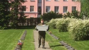 Kalle Multanens kista bärs av en representant från försvarsmakten. Kalle Multanens kista bärs av en representant från försvarsmakten.