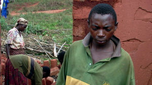 Pio Ndayishimiye kom 2004 tillbaks till Burundi från flyktinglägret i grannlandet Tanzania med sin familj. Nu har de troligen flytt tillbaka, liksom mer än 300.000 som lämnat Burundi. Burundiern Pio Ndayishimiye då han år 2004 kom tillbaka till Burundi
