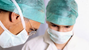 Läkarna småpratar gärna under en operation, men knappast om kärleksbekymmer. Operationsläkare.