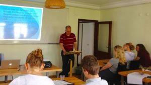 Torsten Sandell föreläser för en grupp finlandssvenska studerande. Torsten Sandell undervisar i Elrim-institutet för en grupp finlandssvenskar.