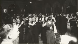 Fest på Restaurang Fennia i Helsingfors på 1920-talet. Svartvit bild på festfolk på nattklubben Fennia i slutet av 1920-talet.
