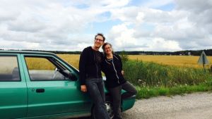 Dansarna och filmarna Marlene Millar och Philip Szporer trivs i det österbottninska landskapet. Dansarna och filmarna Marlene Millar och Philip Szporer trivs i det österbottninska landskapet.