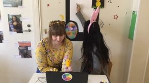 Julia Grönvall och Emelie Elfving ritar påskägg tillsammans med barnen. på bild Julia Grönvall,Emelie Elfving som ritar på ett papper som hänger på väggen.